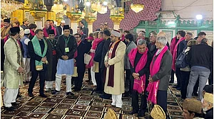 فرانسیسی صدر ایمانوئل میکرون کی درگاہ نظام الدین اولیاء پر حاضری، قوالی سے بھی لطف اندوز ہوئے