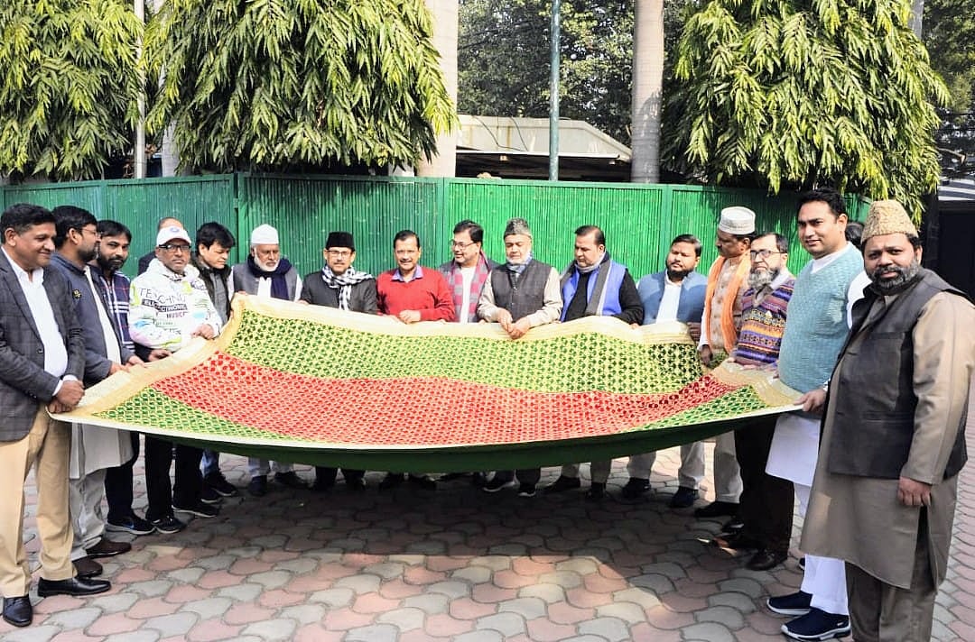 دہلی کے وزیر اعلیٰ کیجریوال نے خواجہ معین الدین حسن چشتیؒ کی درگاہ پر بھیجی چادر