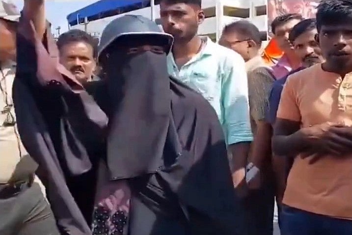 کرناٹک: برقع پوش خاتون کے سامنے سینکڑوں ہندوؤں نے لگایا ’جے شری رام‘ کا نعرہ، جواب ملا ’اللہ اکبر‘