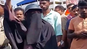 کرناٹک: برقع پوش خاتون کے سامنے سینکڑوں ہندوؤں نے لگایا ’جے شری رام‘ کا نعرہ، جواب ملا ’اللہ اکبر‘