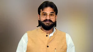 عباس انصاری اپنے والد کی قبر پر فاتحہ پڑھنے کاس گنج سے غازی پور جیل پہنچے