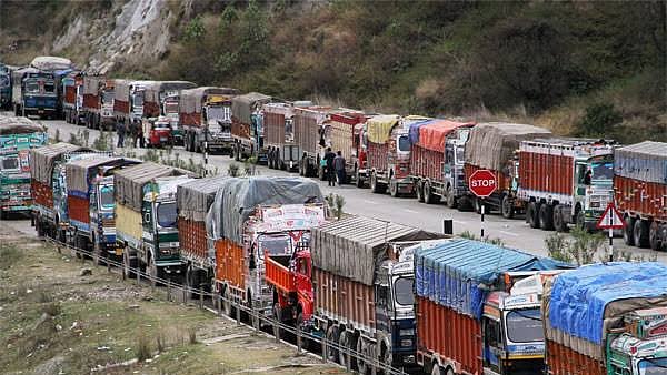<div class="paragraphs"><p>ڈرائیورس کی ہڑتال سے لگا ٹریفک جام، تصویر سوشل میڈیا</p></div>