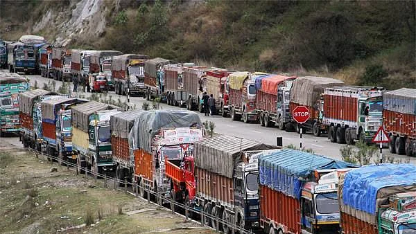 <div class="paragraphs"><p>ڈرائیورس کی ہڑتال سے لگا ٹریفک جام، تصویر سوشل میڈیا</p></div>