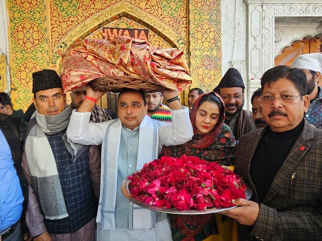 جمال صدیقی اور کوثر جہاں نے خواجہ بختیار کاکی کے مزار پر چادر اور پھول پیش کیے