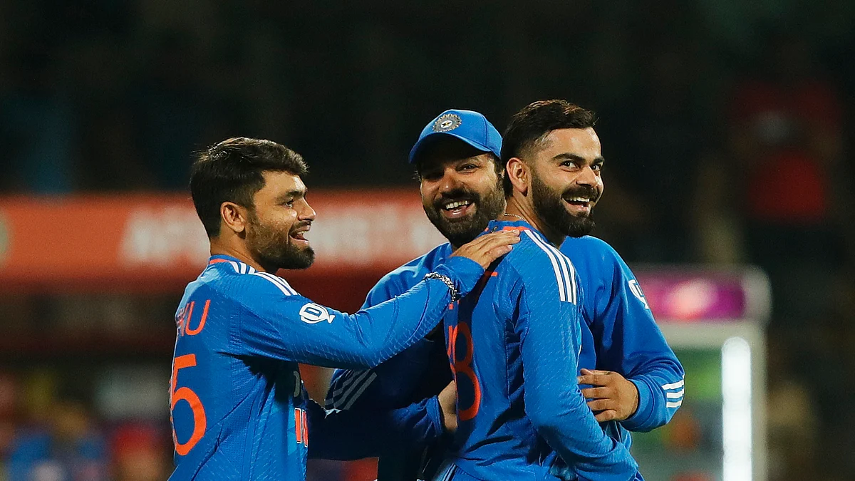 <div class="paragraphs"><p>روہت شرما، وراٹ کوہلی اور رنکو سنگھ، تصویر @BCCI</p></div>