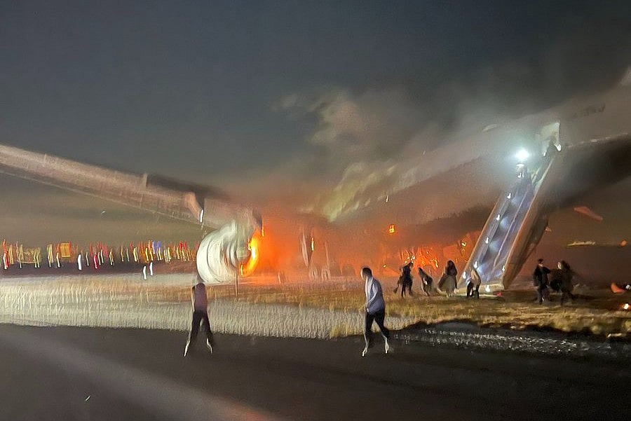 جاپان: لینڈنگ کے وقت دو طیاروں کی آپس میں ٹکر سے لگی آگ، بڑی مشکل سے نکالے گئے 379 مسافر