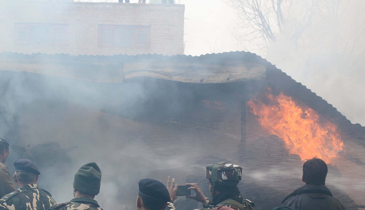 جنوبی کشمیر کے ضلع اننت ناگ کے کھنہ بل میں آتشزدگی، کم سے کم 8 رہائشی مکان خاکستر