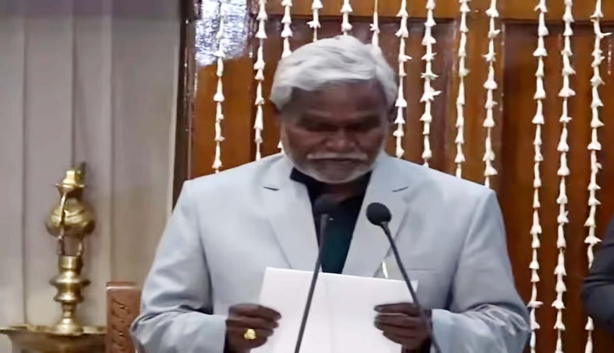 چمپئی سورین نے جھارکھنڈ کے وزیر اعلیٰ کے طور پر حلف لیا، عالمگیر عالم اور ستیہ نند بھوکتا کی وزیر کے طور پر حلف برداری