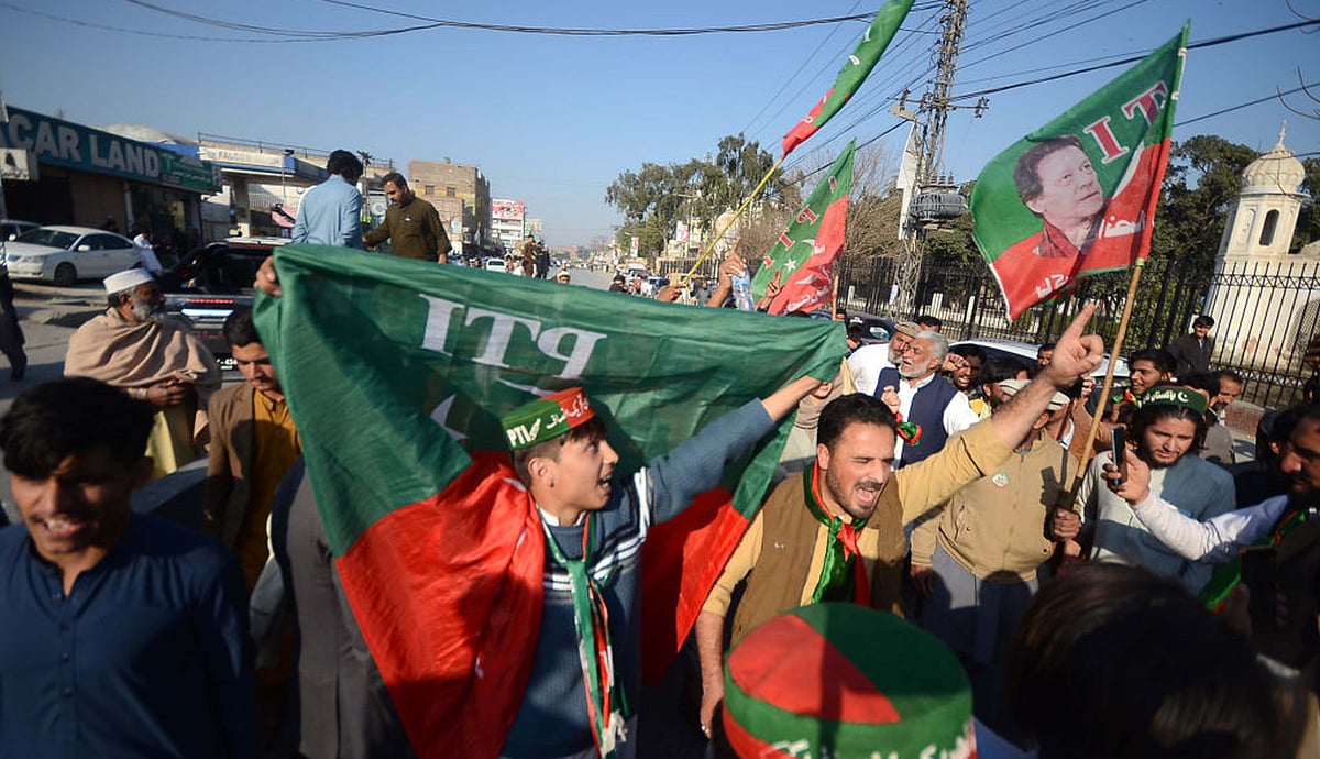 پاکستان عام انتخابات: نواز شریف کی حکومت بنانے کی کوششیں، عمران خان کی پارٹی کے دھاندلی کے الزامات

