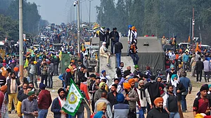 کسان تحریک: شمبھو بارڈر پر موجود کسانوں کی آج پھر دہلی کی جانب مارچ کی تیاری، ہریانہ میں انٹرنیٹ سروس معطل