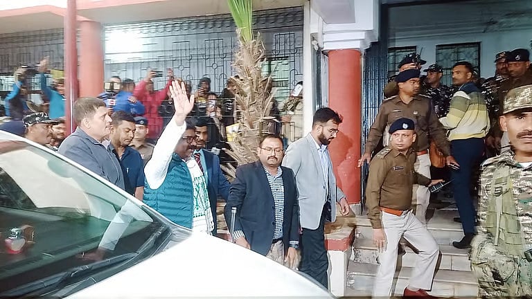 سابق وزیر اعلیٰ ہیمنت سورین کو ایک دن کے لیے ہوٹوار جیل بھیجا گیا، ای ڈی ریمانڈ پر فیصلہ کل
