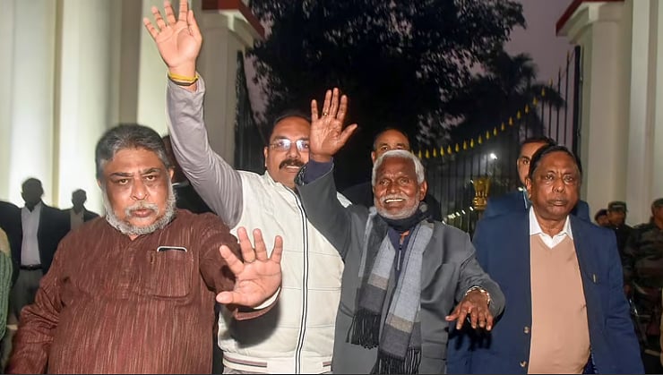 جھارکھنڈ کے گورنر نے آج بھی چمپئی سورین کو نہیں دیا حلف برداری کا وقت، کہا ’ٹائم کل بتائیں گے‘