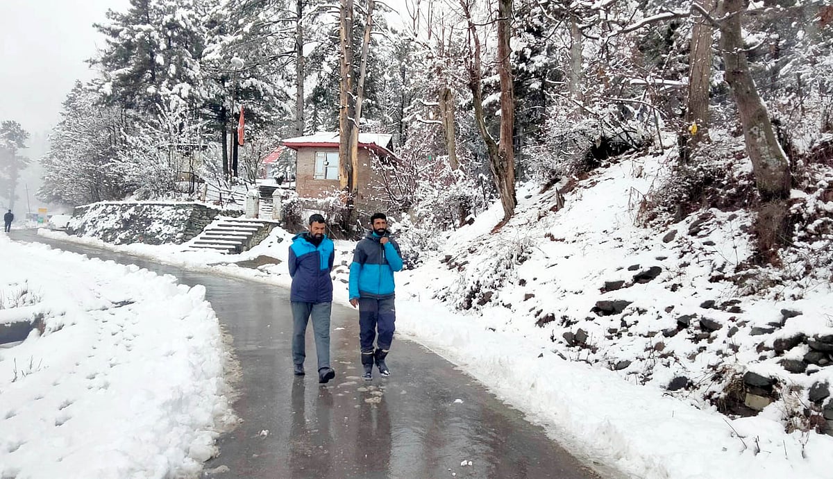 کشمیر: سری نگر اور دیگر میدانی علاقوں میں رواں سیزن کی پہلی برف باری