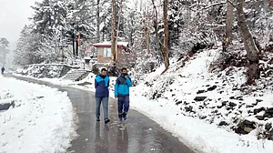 کشمیر: سری نگر اور دیگر میدانی علاقوں میں رواں سیزن کی پہلی برف باری