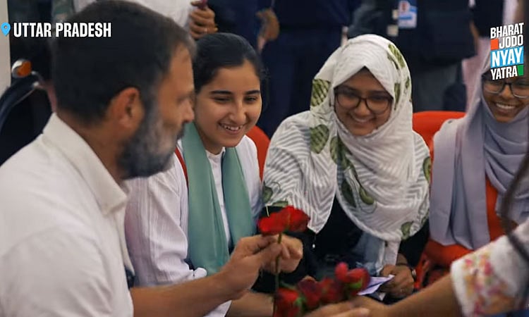 علی گڑھ مسلم یونیورسٹی کی طالبات سے راہل گاندھی کی ملاقات، ’حجاب‘ سے متعلق اپنا نظریہ کیا ظاہر