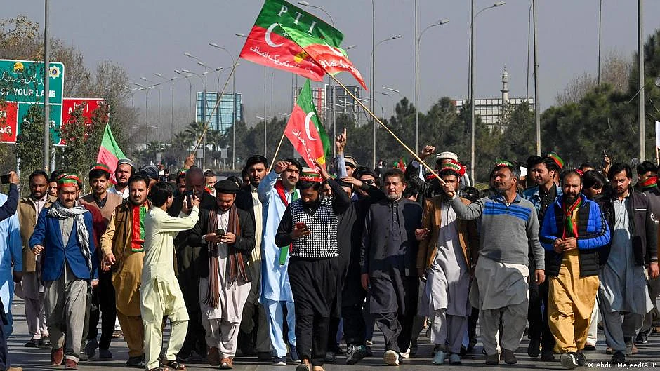 پی ٹی آئی کے کارکنوں کا احتجاج، پولیس کا لاٹھی چارج