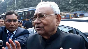 نتیش کمار کی پھر مفاد کو ترجیح، بھگوا خیمہ کے سامنے خودسپردگی!