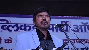 مہاراشٹر اسمبلی انتخاب: آر پی آئی کو اب تک نہیں ملی کوئی سیٹ، ناراض اٹھاولے نے کی دیویندر فڑنویس سے بات، خط بھی سونپا