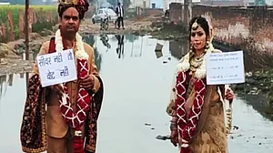 آگرہ میں جوڑے کا انوکھا احتجاج! کچرے کے ڈھیر پر منائی شادی کی 17ویں سالگرہ