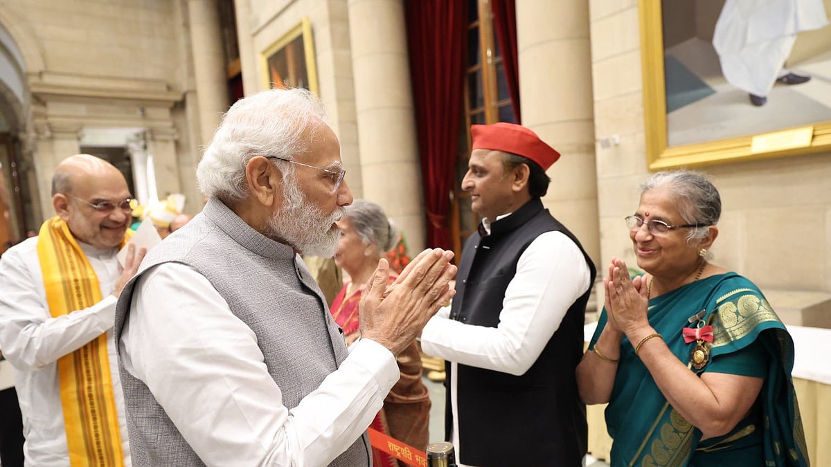 <div class="paragraphs"><p>سدھا مورتی (بالکل دائیں)، تصویر&nbsp;<a href="https://twitter.com/narendramodi">@narendramodi</a></p></div>