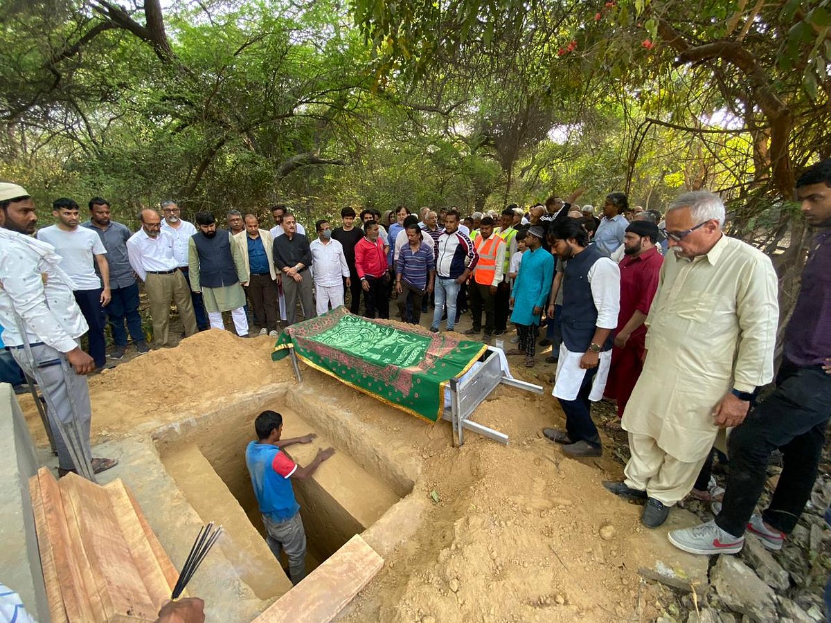 ظفر آغا کی آخری رسومات میں کئی معزز شخصیات نے کی شرکت، گھر سے قبرستان تک چلے ساتھ ساتھ