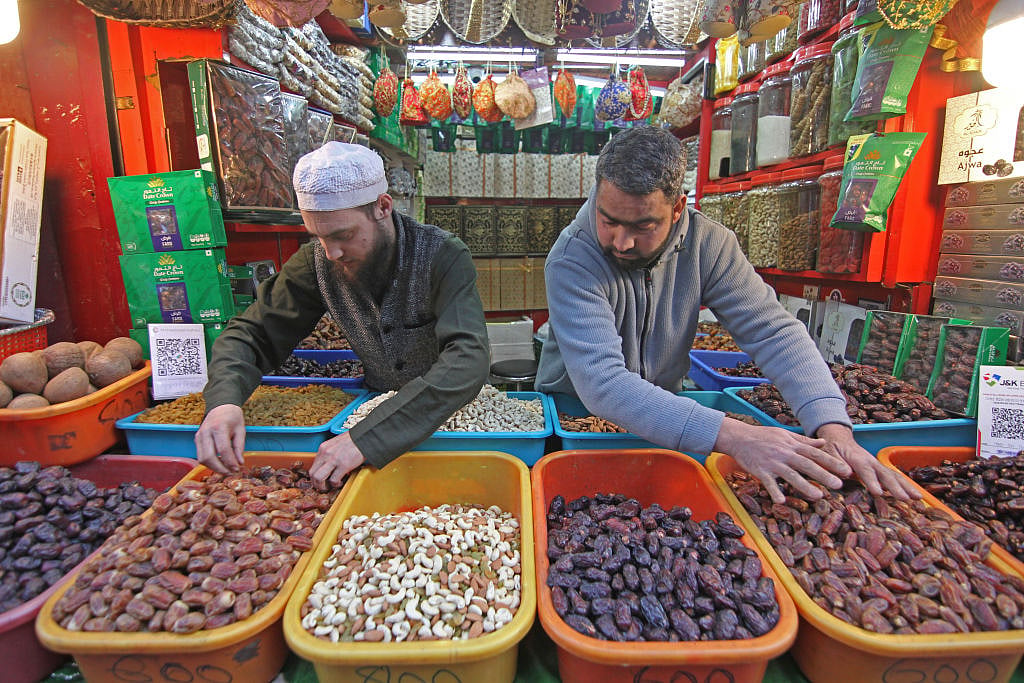 رمضان کے مہینے میں وادی کشمیر میں مہنگائی کی نئی لہر، عوام بے حال