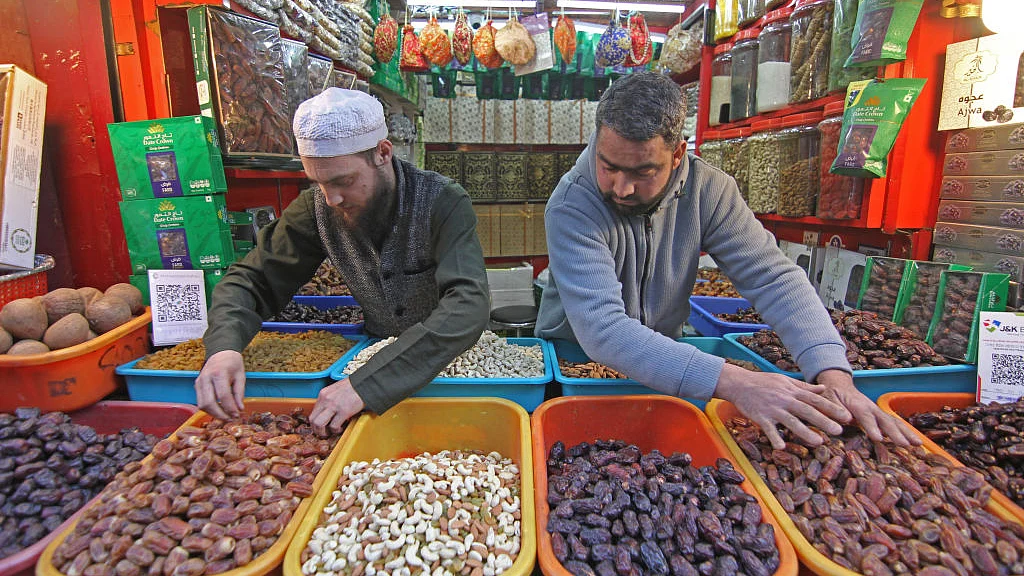 <div class="paragraphs"><p>کشمیر میں رمضان / Getty Images&nbsp;</p></div>