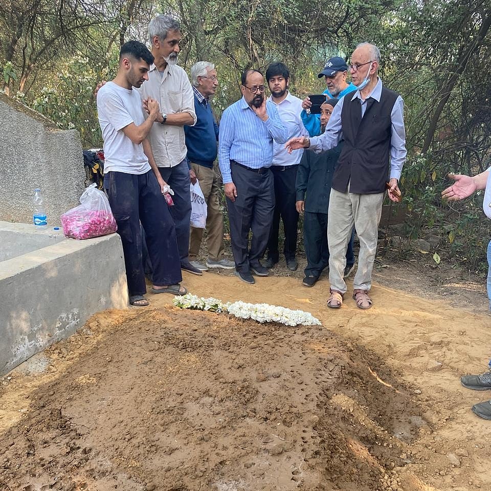 ظفر آغا کی آخری رسومات میں کئی معزز شخصیات نے کی شرکت، گھر سے قبرستان تک چلے ساتھ ساتھ