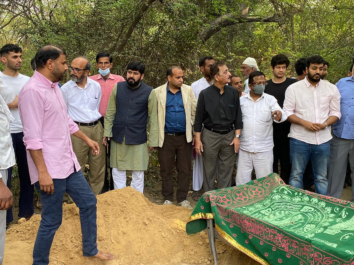 ظفر آغا کی آخری رسومات میں کئی معزز شخصیات نے کی شرکت، گھر سے قبرستان تک چلے ساتھ ساتھ