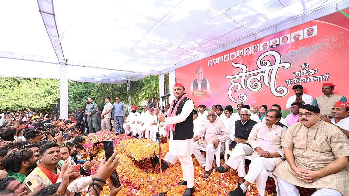 <div class="paragraphs"><p>ہولی کے موقع پر عوام سے مخاطب اکھلیش یادو، تصویر&nbsp;<a href="https://twitter.com/yadavakhilesh">@yadavakhilesh</a></p></div>