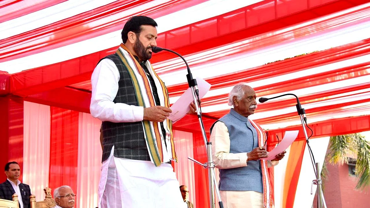 <div class="paragraphs"><p>وزیر اعلیٰ عہدہ کا حلف لیتے ہوئے نائب سینی، تصویر @mlkhattar</p></div>