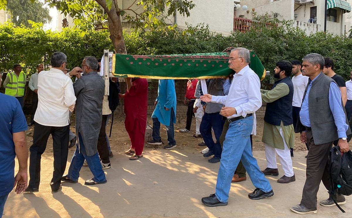 ظفر آغا نم آنکھوں کے درمیان سپردِ خاک، راہل گاندھی سمیت کئی اہم شخصیتوں کا اظہارِ تعزیت