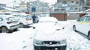 کشمیر میں شبانہ درجہ حرارت معمول سے نیچے ریکارڈ، 11 سے 13 تک برف وباراں کی پیش گوئی