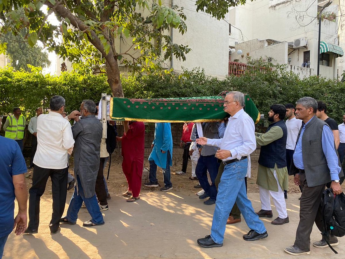 ظفر آغا کی آخری رسومات میں کئی معزز شخصیات نے کی شرکت، گھر سے قبرستان تک چلے ساتھ ساتھ