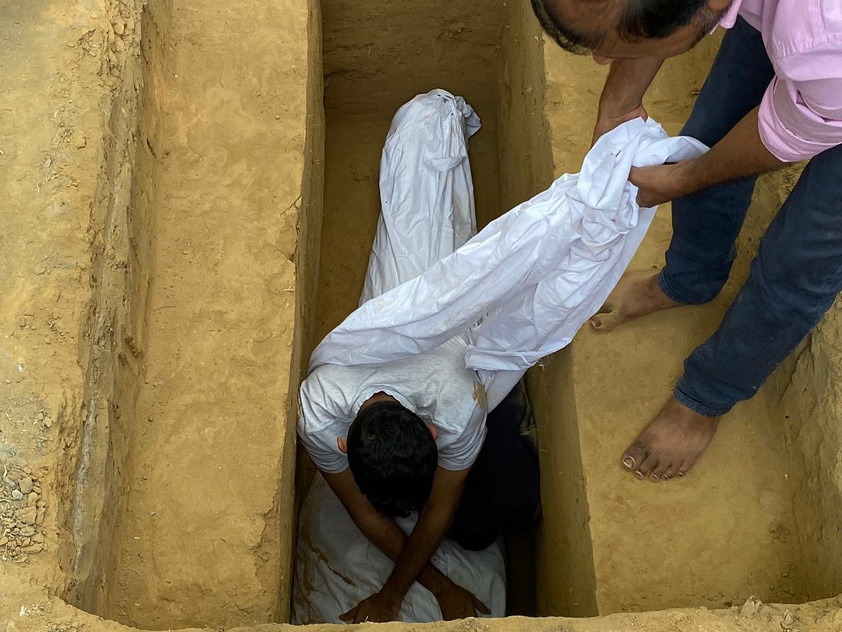 ظفر آغا کی آخری رسومات میں کئی معزز شخصیات نے کی شرکت، گھر سے قبرستان تک چلے ساتھ ساتھ
