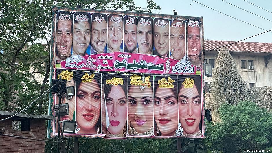 پاکستان میں پنجابی تھیٹر کی فحاشی کے سائے میں ماند پڑتی چمک