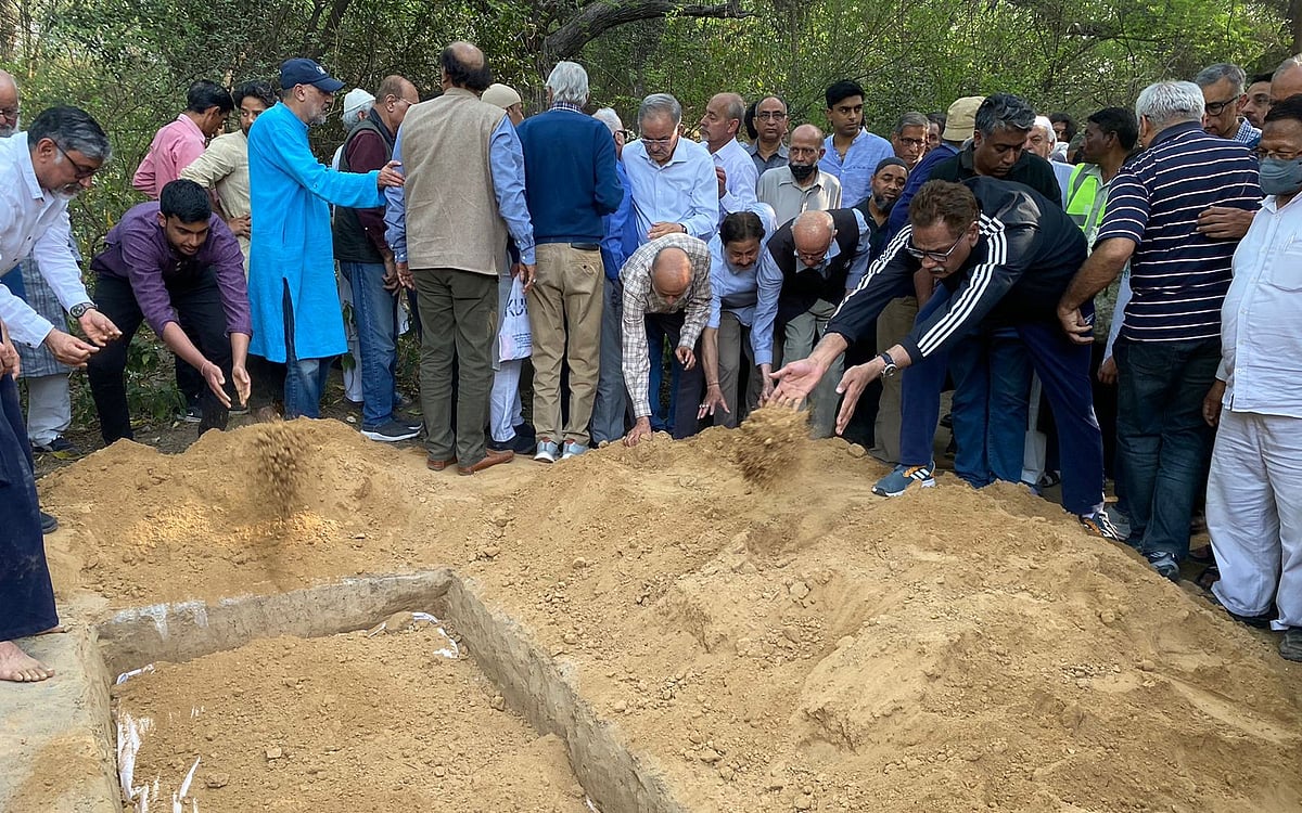 ظفر آغا کی آخری رسومات میں کئی معزز شخصیات نے کی شرکت، گھر سے قبرستان تک چلے ساتھ ساتھ