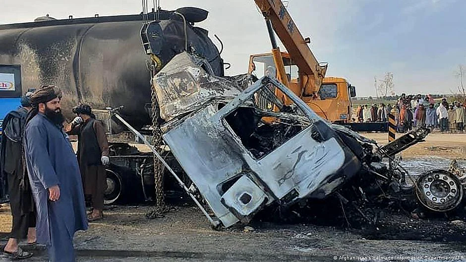افغان صوبے ہلمند میں مسافر بس اور آئل ٹینکر میں تصادم، اکیس افراد ہلاک