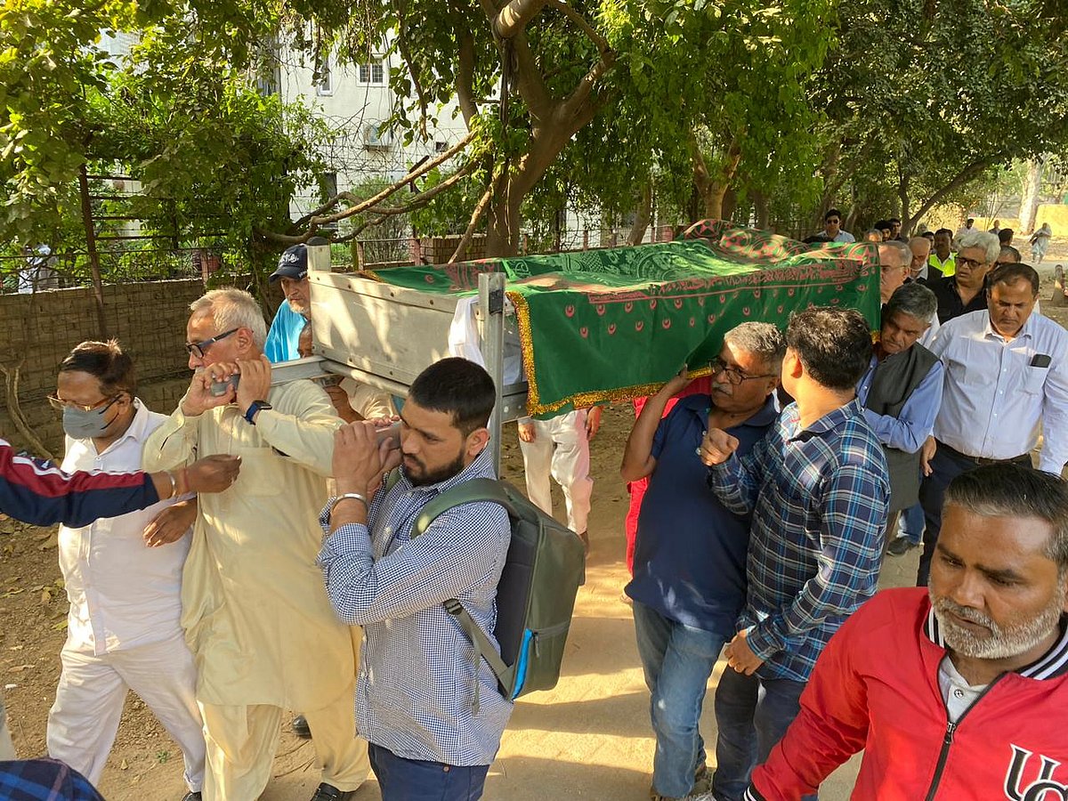 ظفر آغا کی آخری رسومات میں کئی معزز شخصیات نے کی شرکت، گھر سے قبرستان تک چلے ساتھ ساتھ