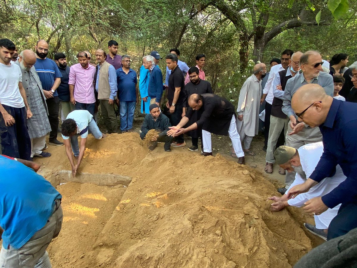 ظفر آغا کی آخری رسومات میں کئی معزز شخصیات نے کی شرکت، گھر سے قبرستان تک چلے ساتھ ساتھ
