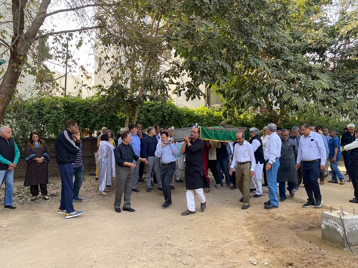 ظفر آغا کی آخری رسومات میں کئی معزز شخصیات نے کی شرکت، گھر سے قبرستان تک چلے ساتھ ساتھ