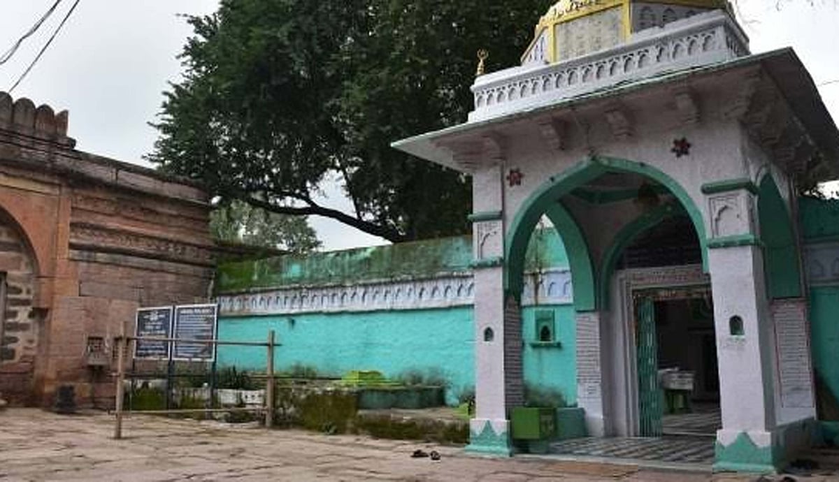 دھار میں بھوج شالہ کا سروے کرنے پہنچی اے ایس آئی کی ٹیم، نماز جمعہ کے پیش نظر حفاظت کے سخت انتظامات