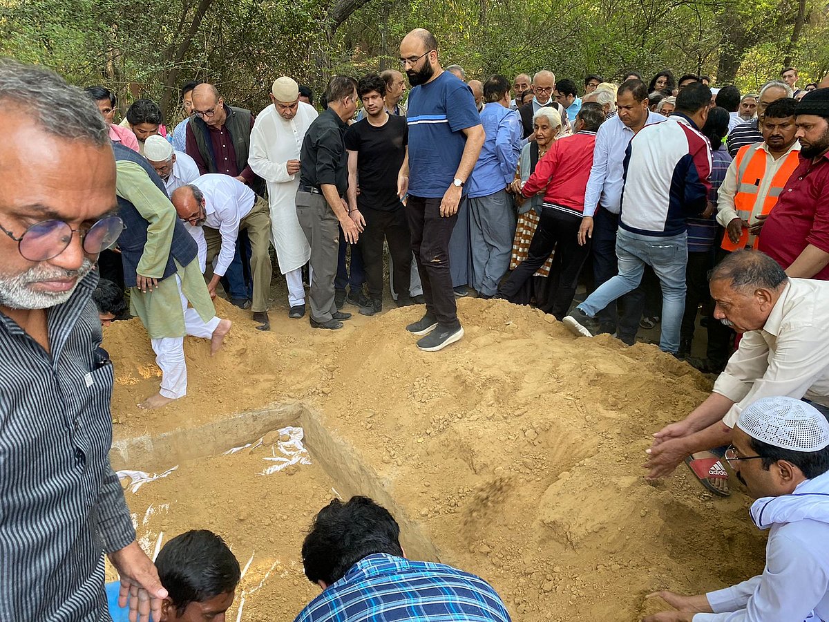ظفر آغا کی آخری رسومات میں کئی معزز شخصیات نے کی شرکت، گھر سے قبرستان تک چلے ساتھ ساتھ