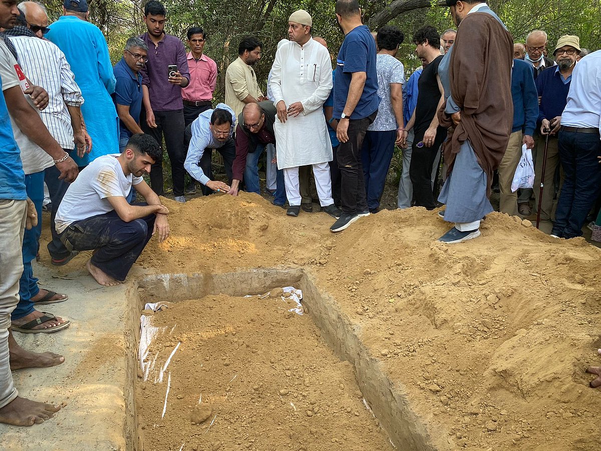 ظفر آغا کی آخری رسومات میں کئی معزز شخصیات نے کی شرکت، گھر سے قبرستان تک چلے ساتھ ساتھ