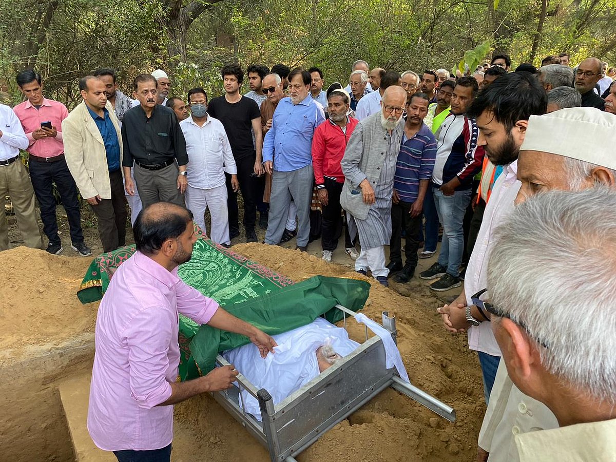 ظفر آغا کی آخری رسومات میں کئی معزز شخصیات نے کی شرکت، گھر سے قبرستان تک چلے ساتھ ساتھ