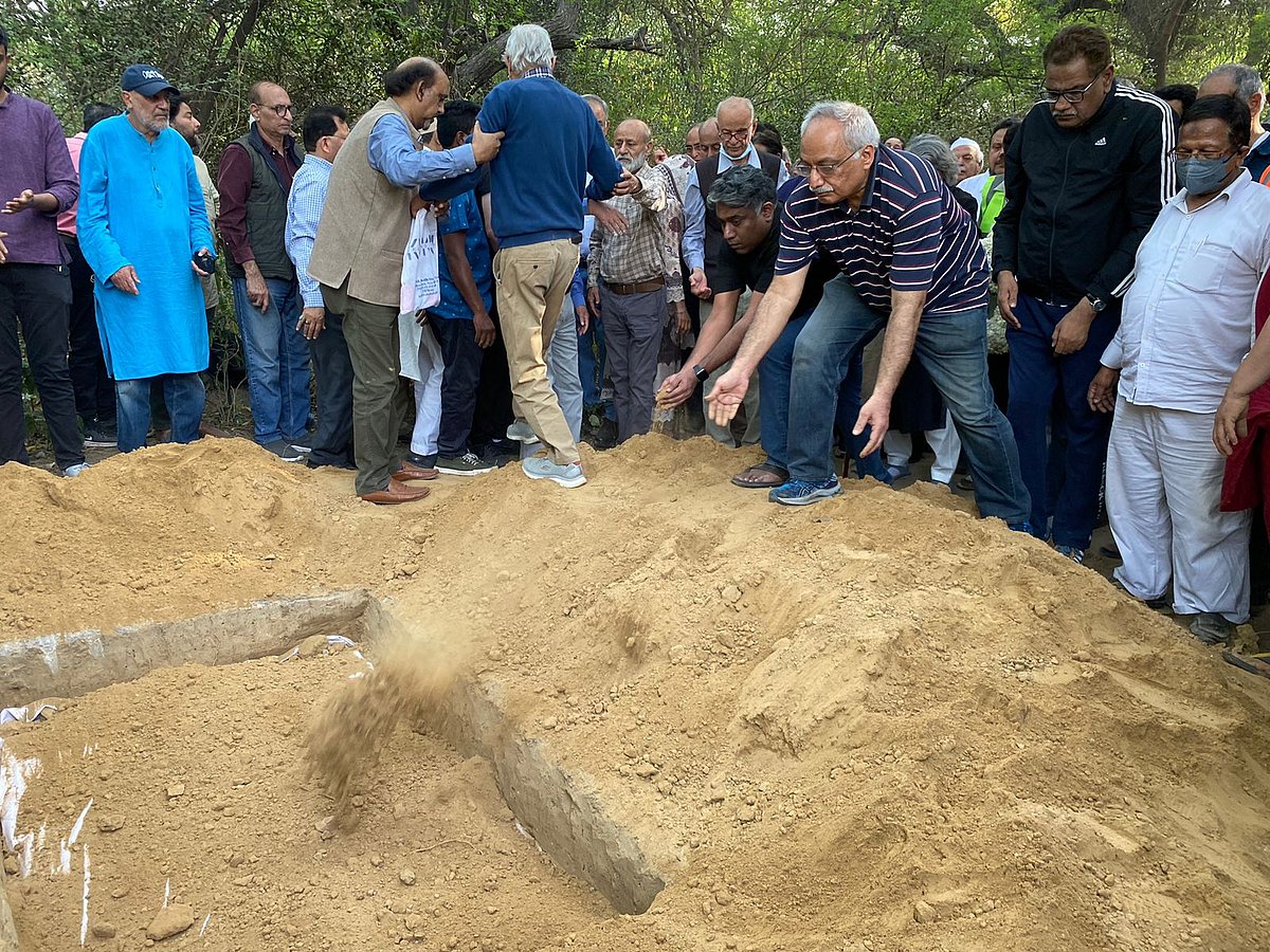 ظفر آغا کی آخری رسومات میں کئی معزز شخصیات نے کی شرکت، گھر سے قبرستان تک چلے ساتھ ساتھ