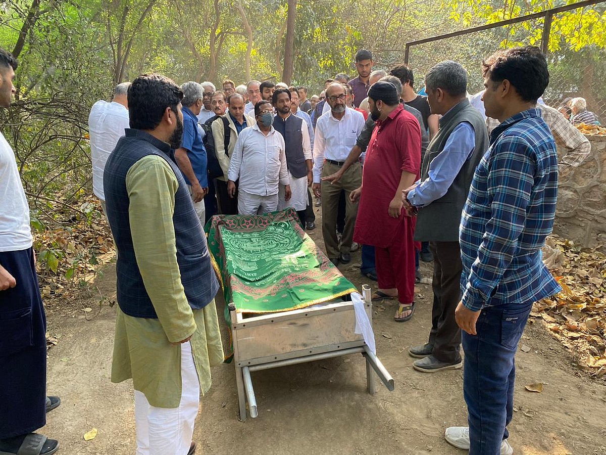ظفر آغا کی آخری رسومات میں کئی معزز شخصیات نے کی شرکت، گھر سے قبرستان تک چلے ساتھ ساتھ