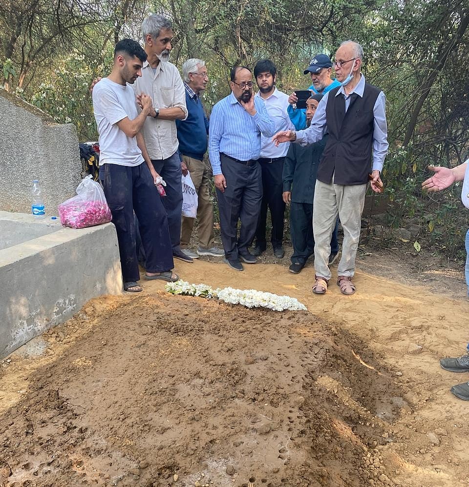 ظفر آغا نم آنکھوں کے درمیان سپردِ خاک، راہل گاندھی سمیت کئی اہم شخصیتوں کا اظہارِ تعزیت