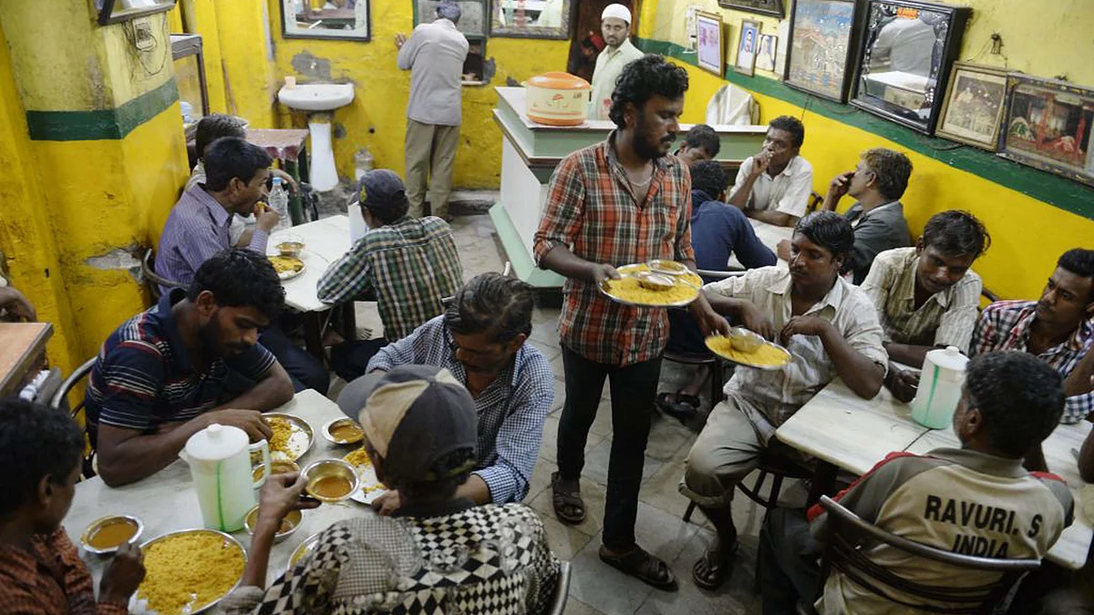 <div class="paragraphs"><p>حیدرآباد میں رمضان کے موقع پر کھانا تقسیم کی ایک پرانی تصویر / Getty Images</p></div>