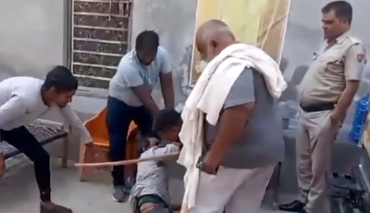 نوح تشدد معاملہ: ضمانت پر رہا بٹو بجرنگی نے ایک شخص کو سرعام زدوکوب کیا، پولیس اہلکار محض تماشائی بنا رہا